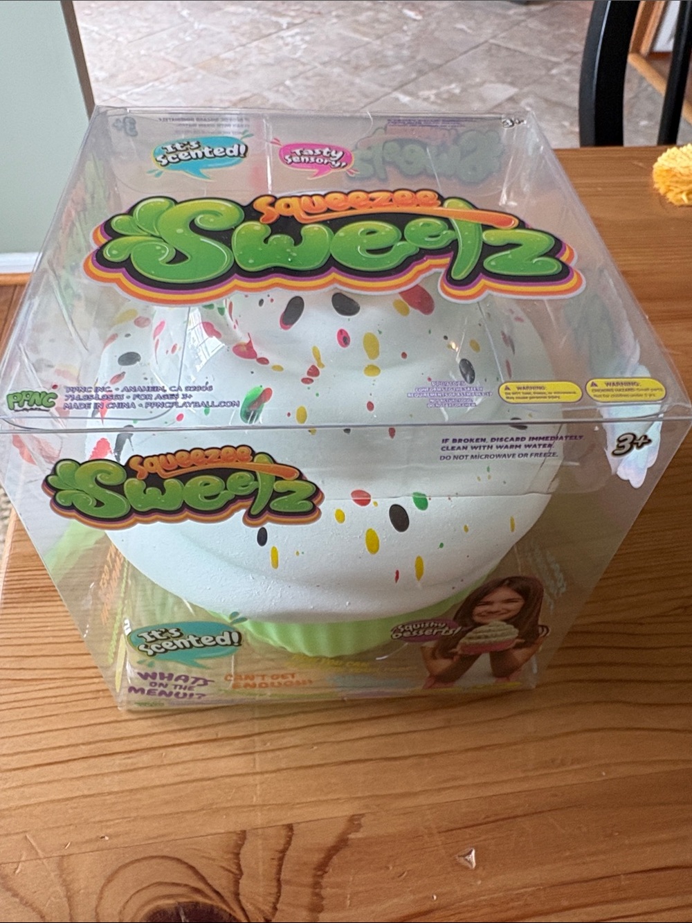 Squeezies SweeTz Scented Sprinkle cupcake  Squishy
